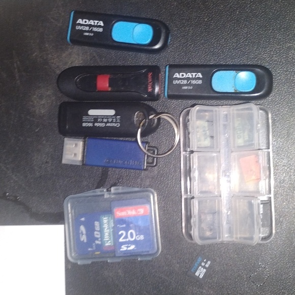 Micro SDs memory sticks - Picture 3 of 4